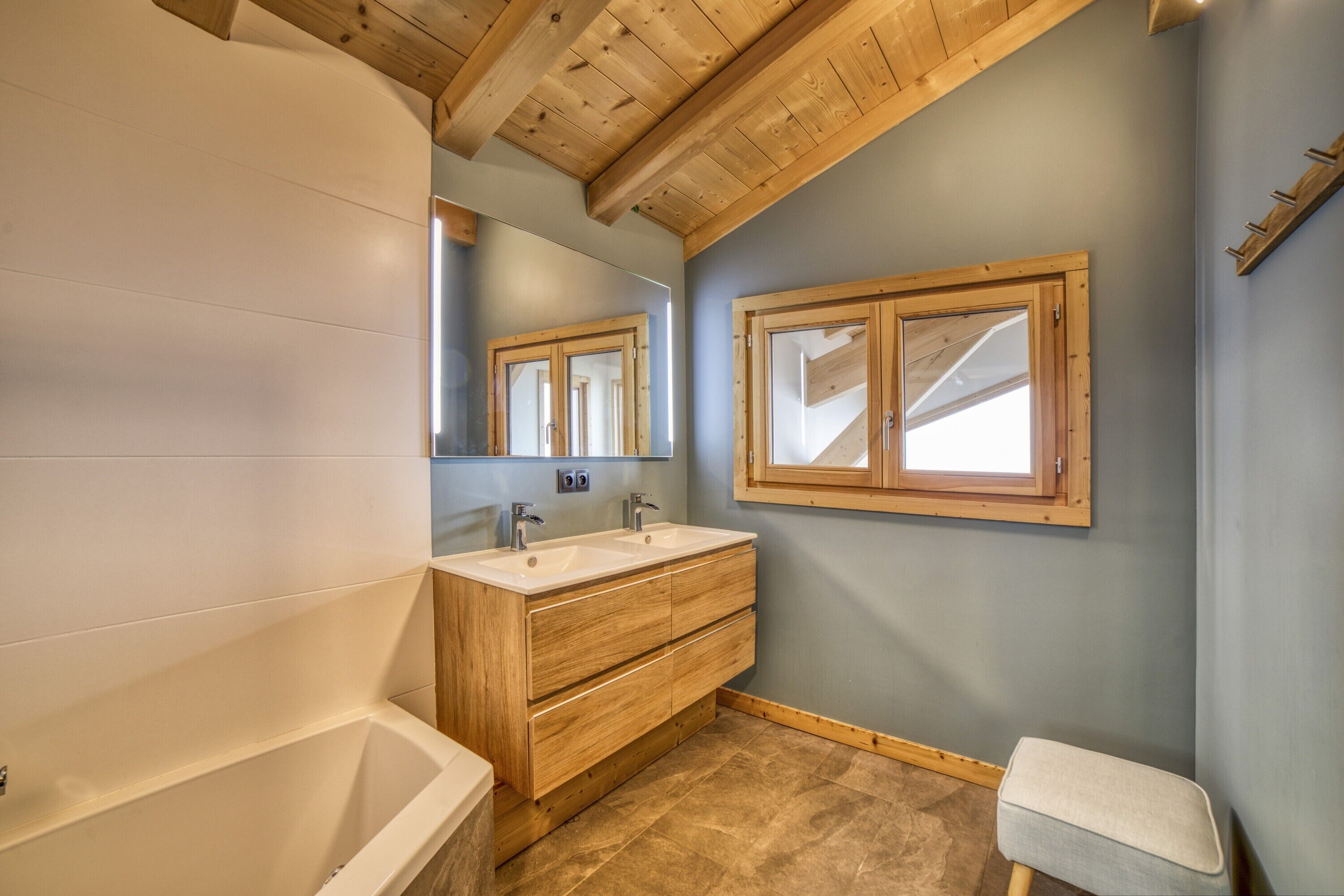 Dusch, hårtork och handdukar