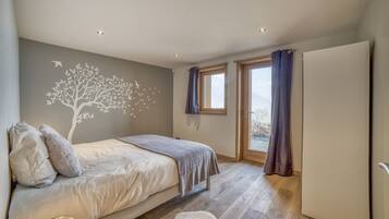 4 bedrooms, iron/ironing board, free WiFi, bed sheets