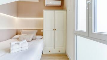 Iron/ironing board, free WiFi, bed sheets