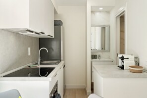 Køleskab, mikrobølgeovn, ovn, kogeplade