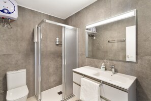 Ducha, secador de pelo y toallas