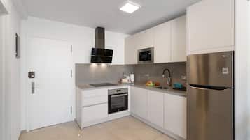 Frigorífico, microondas, horno y placa de cocina