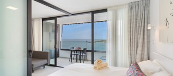 Vacanze 'Ocean Wave Retreat' con vista mare, Wi-Fi e aria condizionata