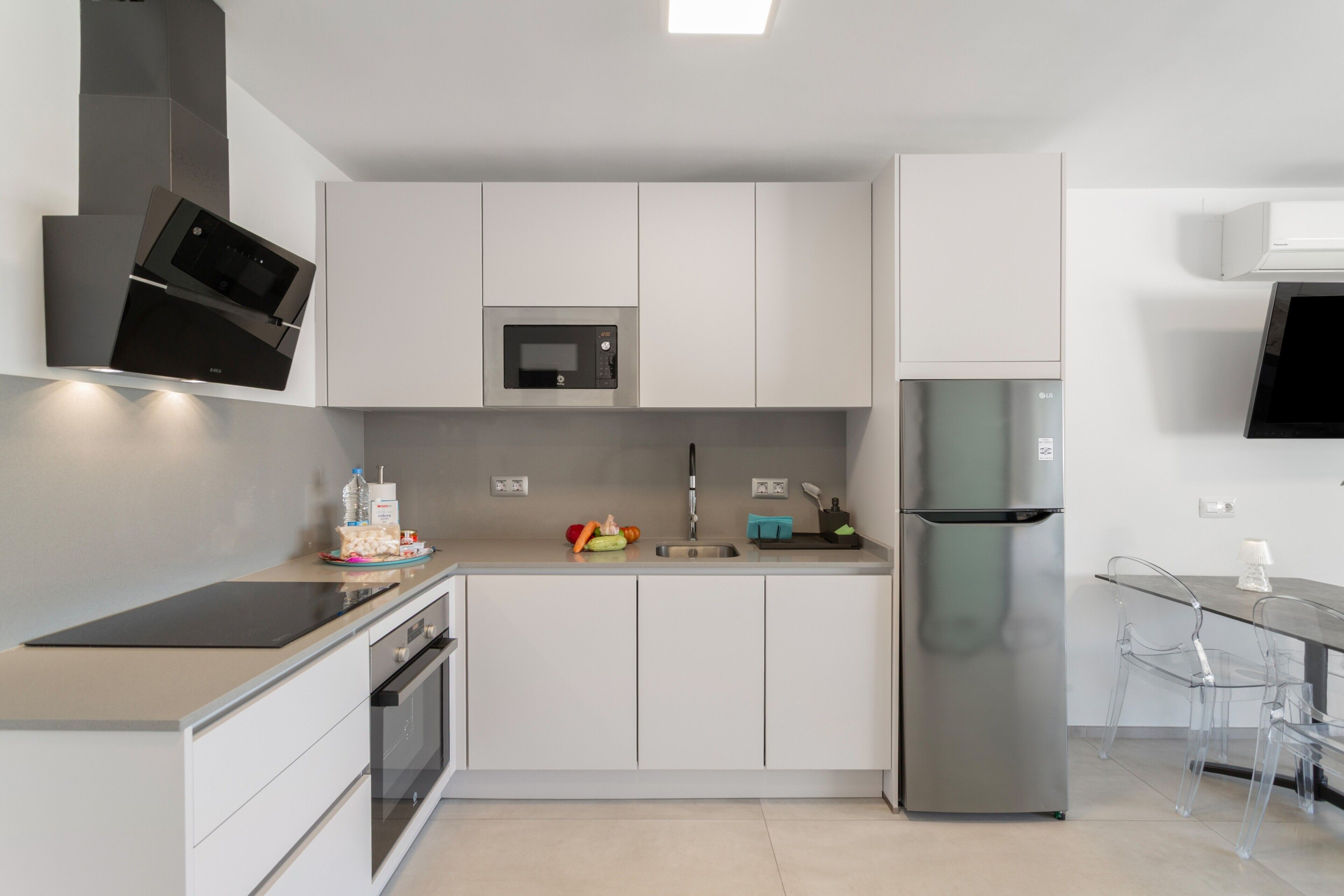 Kjøleskap, mikrobølgeovn, ovn og kokeplater