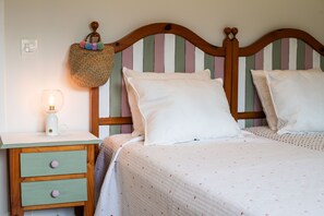 3 bedrooms, travel crib, bed sheets, wheelchair access