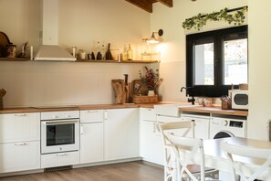 Fridge, microwave, oven, dishwasher - La Llosa del Corral Vacation Home (Colunga)