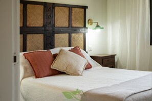 3 室のベッドルーム、旅行用ベビーベッド、ベッドシーツ、車椅子でアクセスできる設備