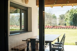 Outdoor dining - La Llosa del Corral Vacation Home (Colunga)