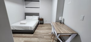 2 habitaciones, escritorio, tabla de planchar con plancha y wifi gratis 