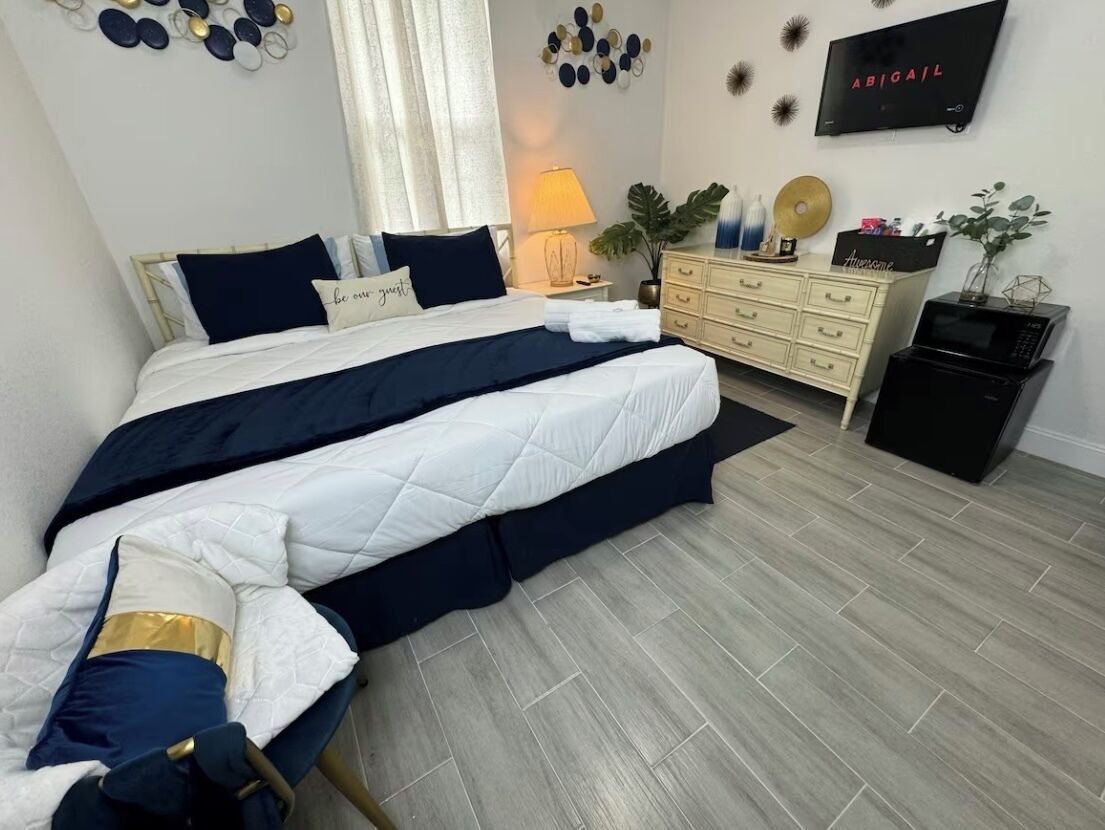 1 غرفة نوم وخزنة داخل الغرفة ومكواة/لوح كي وواي فاي