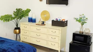 In-room safe, iron/ironing board, WiFi, bed sheets