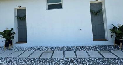 Beautiful & Relaxing Room #2 Lehigh Acres with Private Entrance