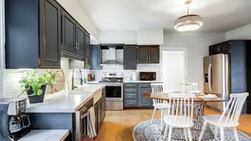 Een magnetron, een oven, een kookplaat, een vaatwasser