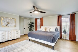 4 bedrooms, iron/ironing board, WiFi, bed sheets