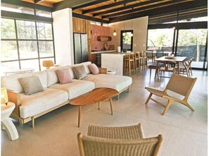 Living area - New Villa above Hermosa Beach. AC, Wi-Fi, Pool ! (Provincia de Puntarenas)