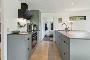 Kjøleskap, ovn, kokeplater og oppvaskmaskin