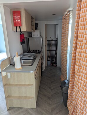 Een microgolfoven, een oven, een kookplaat