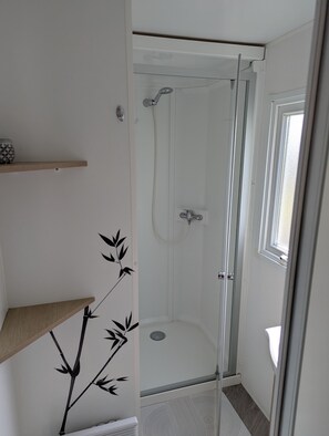 Douche, sèche-cheveux, papier toilette