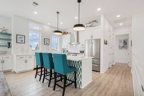 Køleskab, mikrobølgeovn, ovn, kogeplade