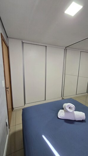 1 dormitorio, tabla de planchar con plancha, wifi y ropa de cama