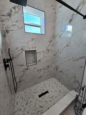 Douche, séchoir à cheveux, serviettes fournies, savon