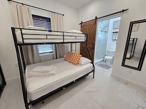 2 Schlafzimmer, Schreibtisch, Bügeleisen/Bügelbrett, Reisekinderbett