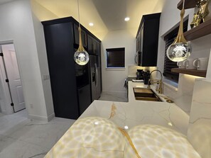 冷蔵庫、電子レンジ、オーブン、コンロ