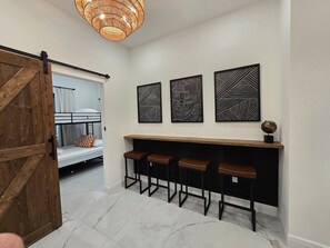 2 室のベッドルーム、デスク、アイロン / アイロン台、旅行用ベビーベッド