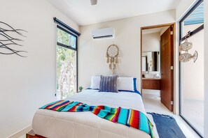 2 slaapkamers, een strijkplank/strijkijzer, internet, beddengoed