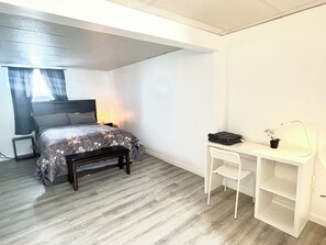 5 Schlafzimmer, Zimmersafe, Schreibtisch, Bügeleisen/Bügelbrett