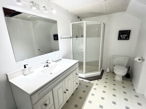 Een douche, een haardroger, handdoeken, shampoo