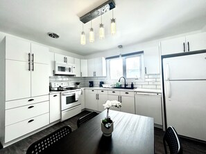 Geladeira, micro-ondas, fogão, cooktop