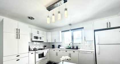 5 Bedrooms, 2 Kitchens, Free Parking, Newly Renovated