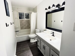 Shower, hair dryer, towels, shampoo - 5 Bedrooms, 2 Kitchens, Free Parking, Newly Renovated (Thompson)