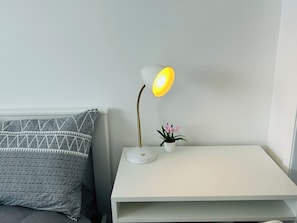 5 makuuhuonetta, tallelokero huoneessa, työpöytä, silitysrauta/-lauta