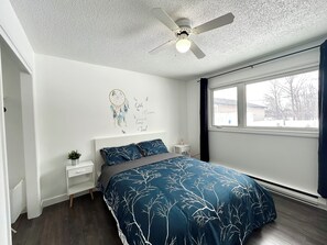 5 quartos, cofres nos quartos, escrivaninha