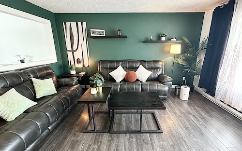 5 Bedrooms, 2 Kitchens, Free Parking, Newly Renovated