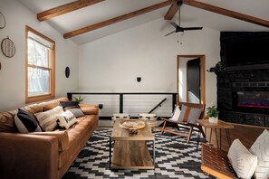 Smart TV, lareira, livros