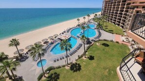 Un resort con piscina, playa y vista al océano.