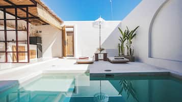 Casa Deluxe, alberca privada, vista al jardín | Terraza o patio