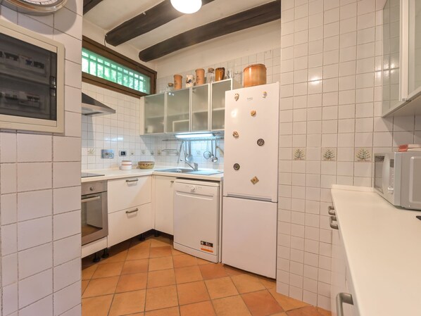 Fridge, oven, dishwasher, cookware/dishes/utensils