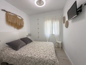 Planxa i posts de planxar, wifi gratuïta i roba de llit