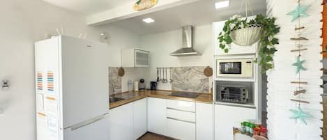 Køleskab, mikrobølgeovn, kogeplade, opvaskemaskine