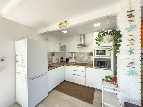 Fridge, microwave, stovetop, dishwasher