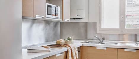 Réfrigérateur, micro-ondes, four, plaque de cuisson