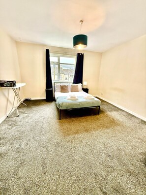 2 bedrooms, iron/ironing board, free WiFi, bed sheets