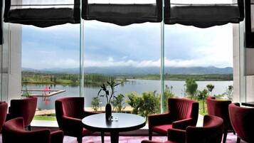 ๋ก๋น ๋ผ์ด์ง