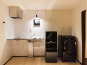 Apartment | Private kitchen | Mini-fridge, microwave, stovetop, electric kettle - Yadoya KYOTO Nishinokyo (Kyoto)