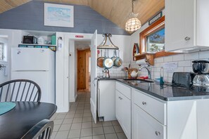 Kylskåp, ugn, spishäll och kaffe- och tebryggare