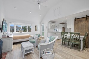 1 bedroom, free WiFi, bed sheets - Stay by the Sea at Sharon's Cottage (South Yarmouth)